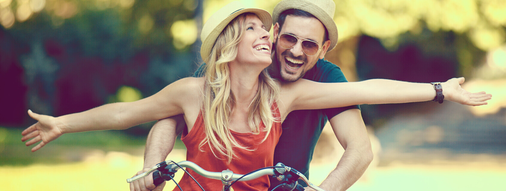 Cuplu fericit pe bicicletă