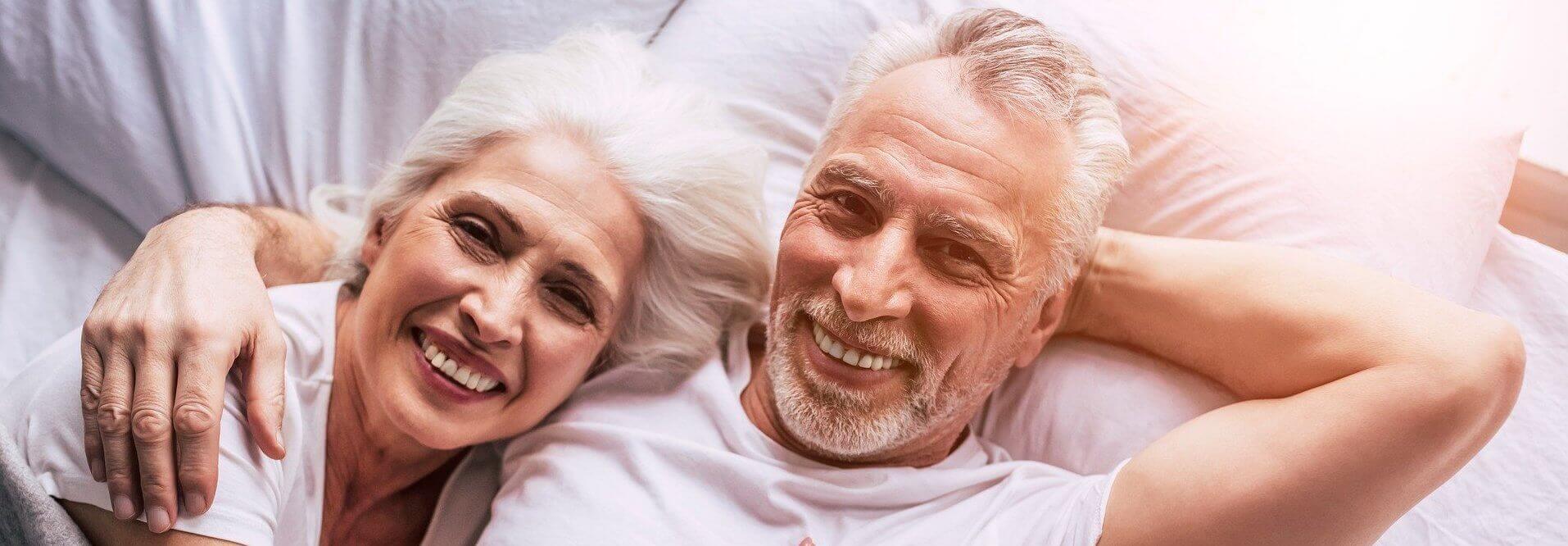 Un cuplu în vârstă, fericiți