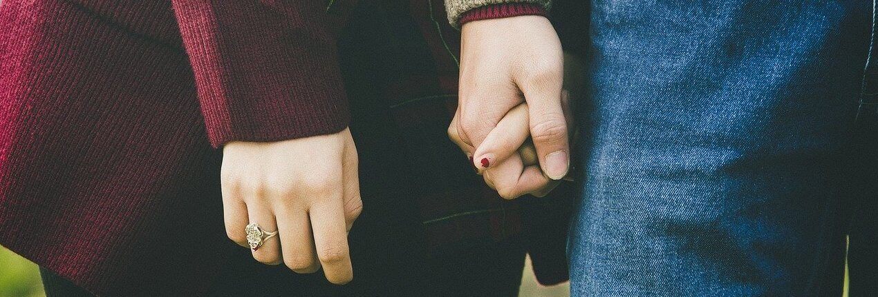 Un cuplu ținând mâna